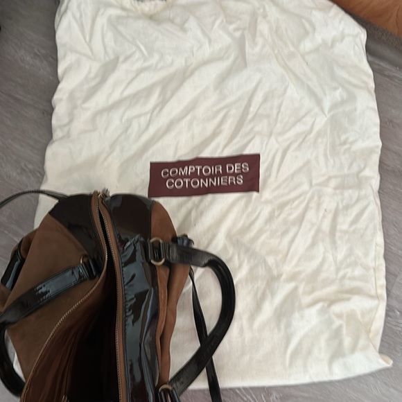 COMPTOIR DES CONTONNIERS CHOCOLATE BROWN SUEDE & PATENT LEATHER TRIM HAN… - Picture 3 of 8